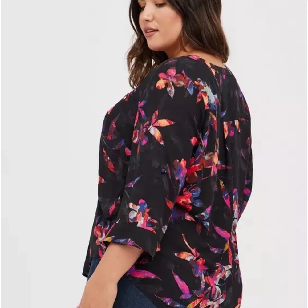 torrid Black Floral Zip-Front Blouse - Picture 3 of 5